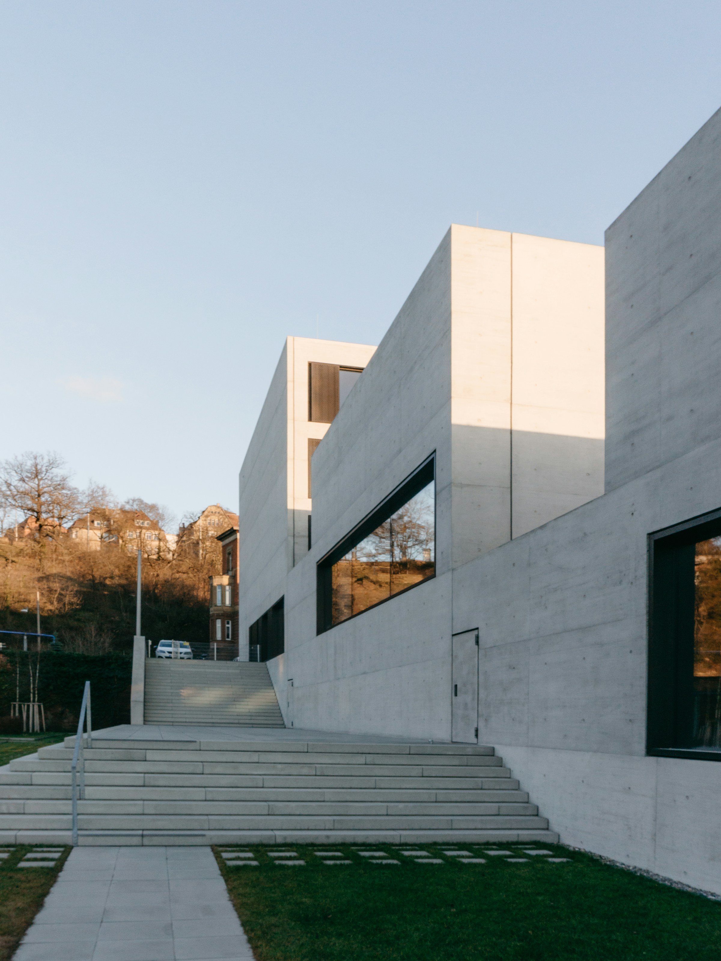 Zeitgenössische Architektur mit klaren Linien und skulpturalen Baukörpern